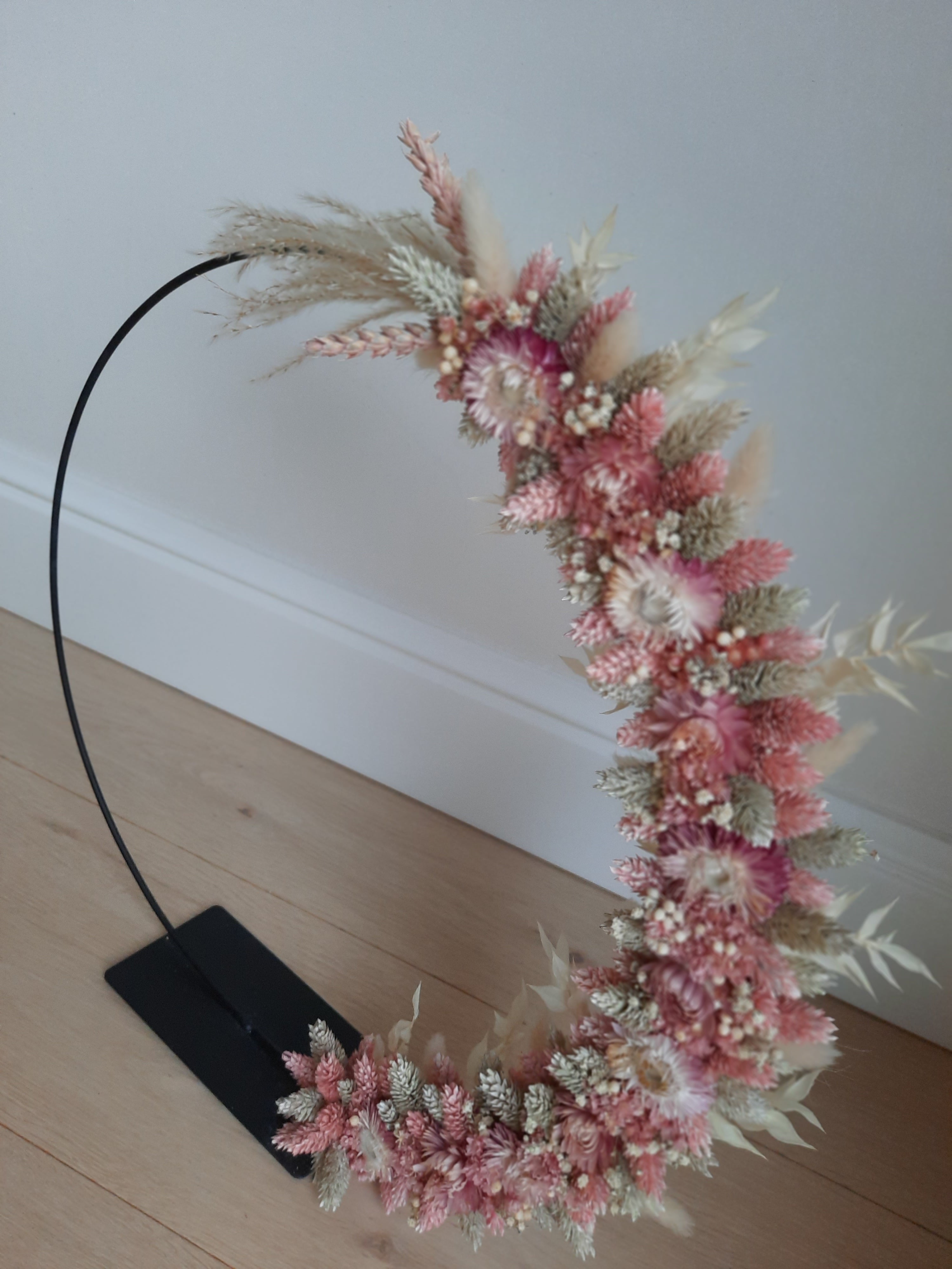 Flowerhoop zwart metaal op voetje 40 cm